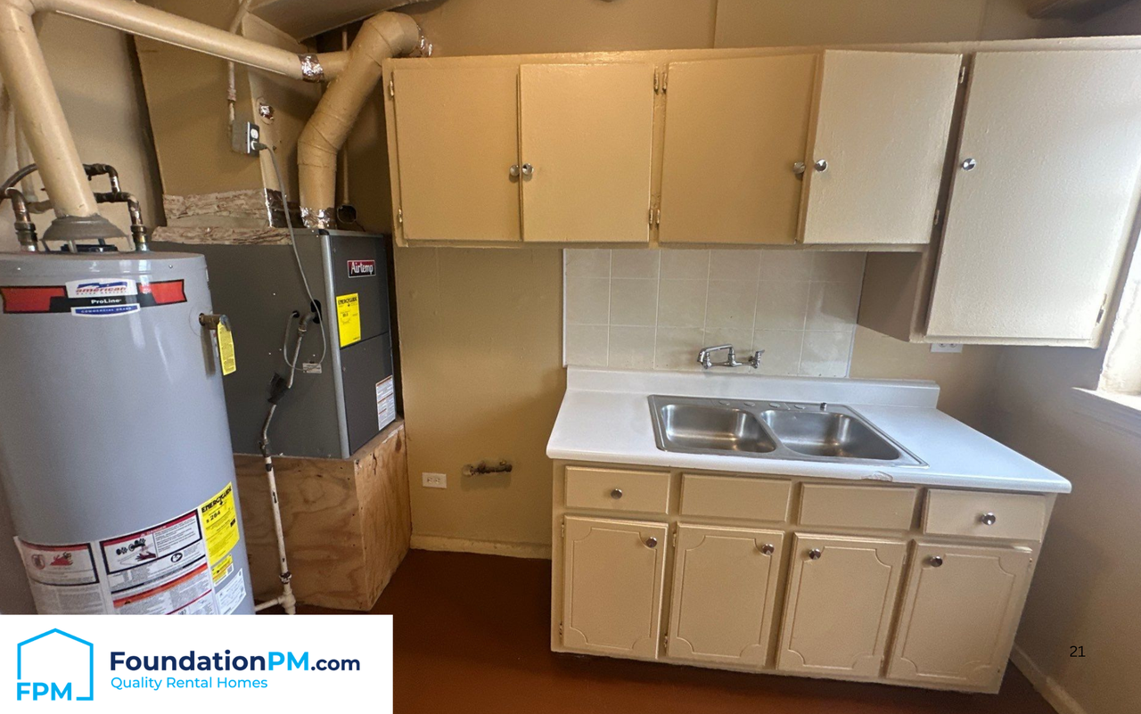 1911 S Parkway E #5 - Photo 3 of 10