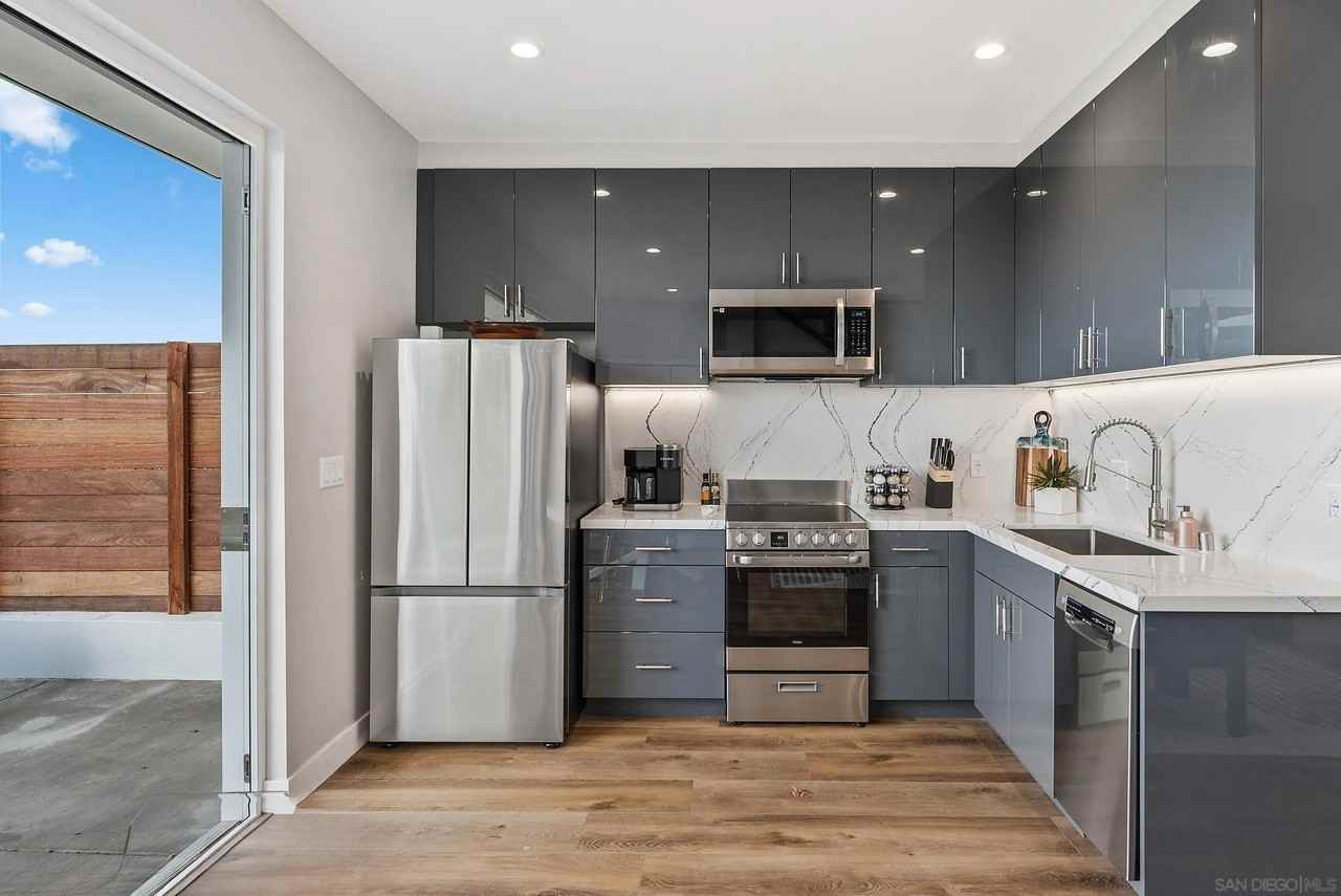 5830 Desert View Dr - Photo 7 of 49