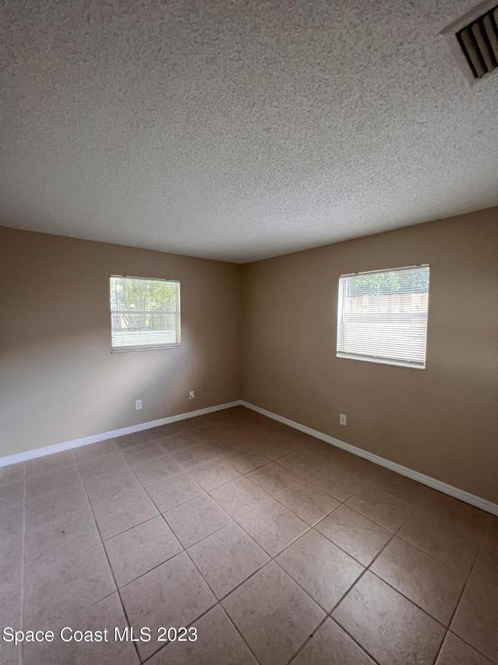 118 Olive St - Photo 5 of 7