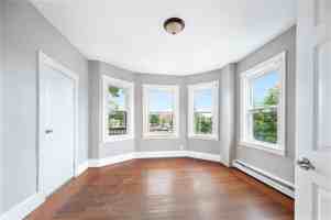 featured image of 8 Eaton St #3