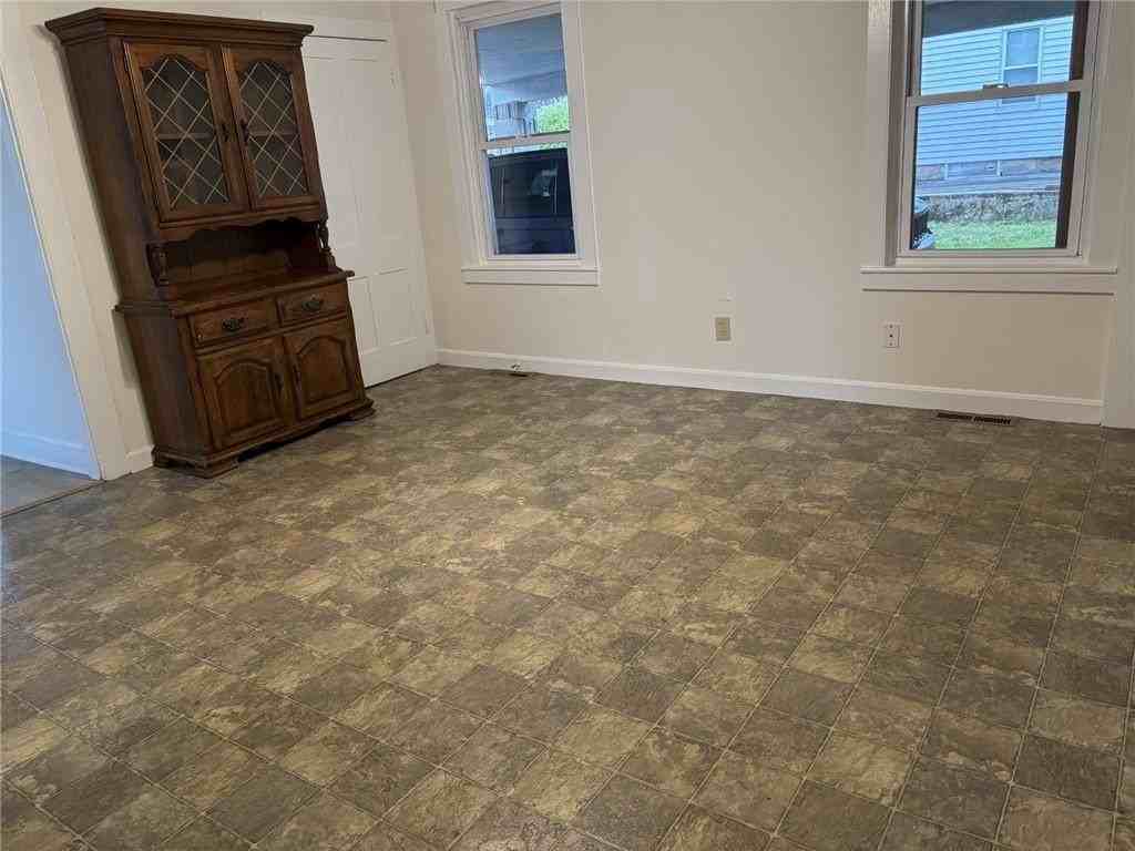 9 York Ave - Photo 6 of 10