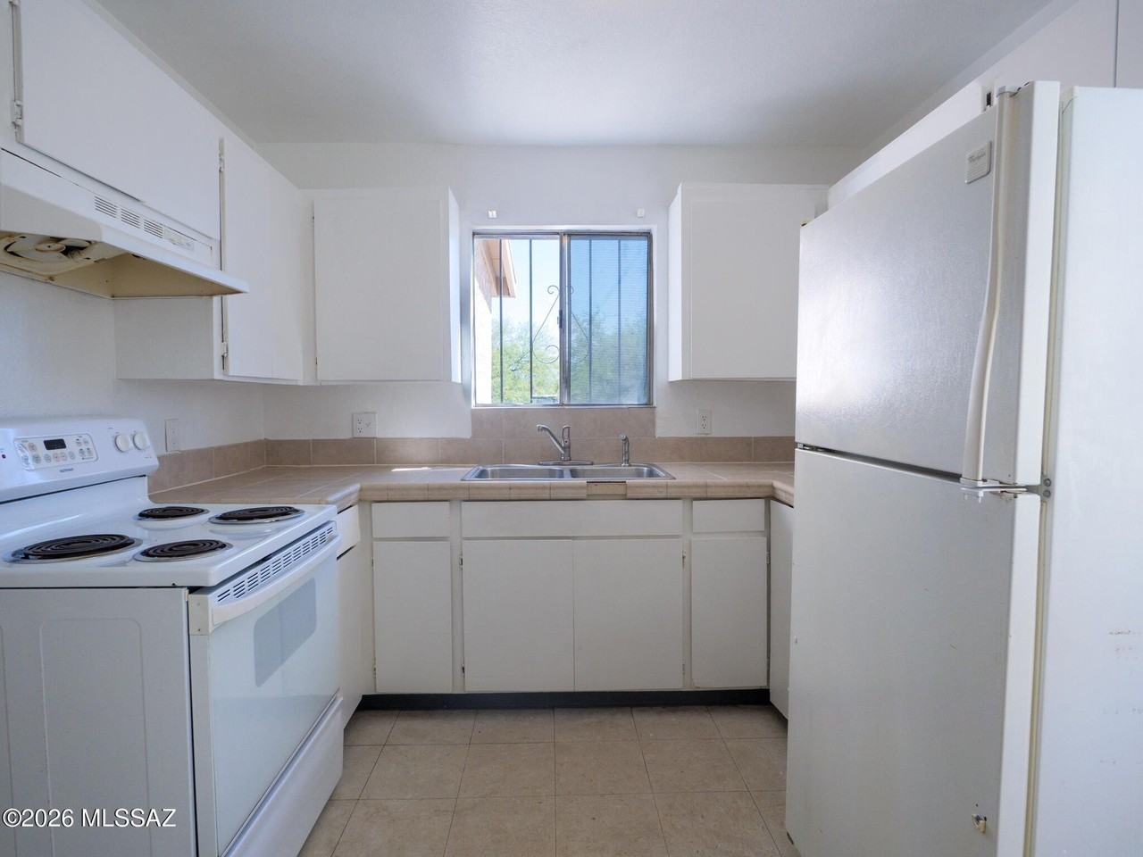 2460 N Balboa Ave - Photo 6 of 17