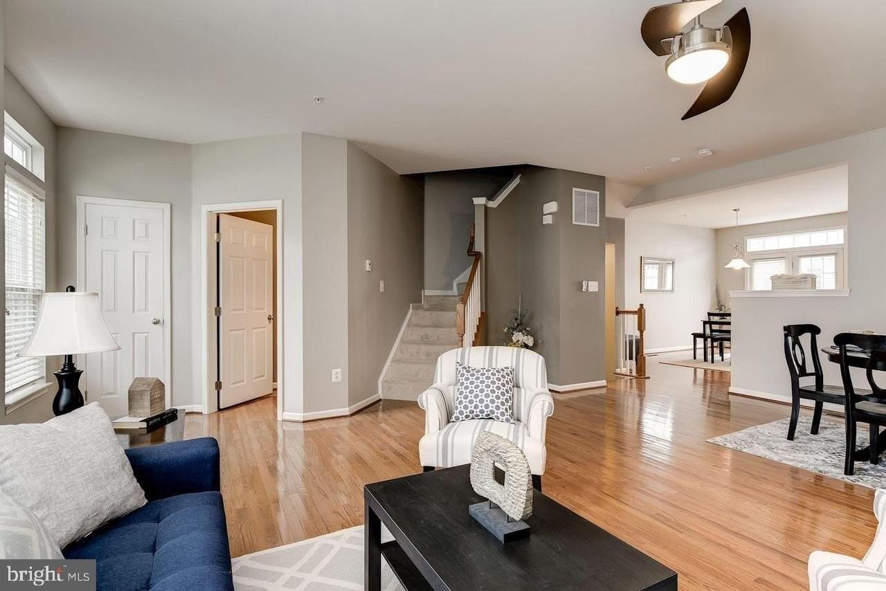 1739 Theale Way - Photo 3 of 20