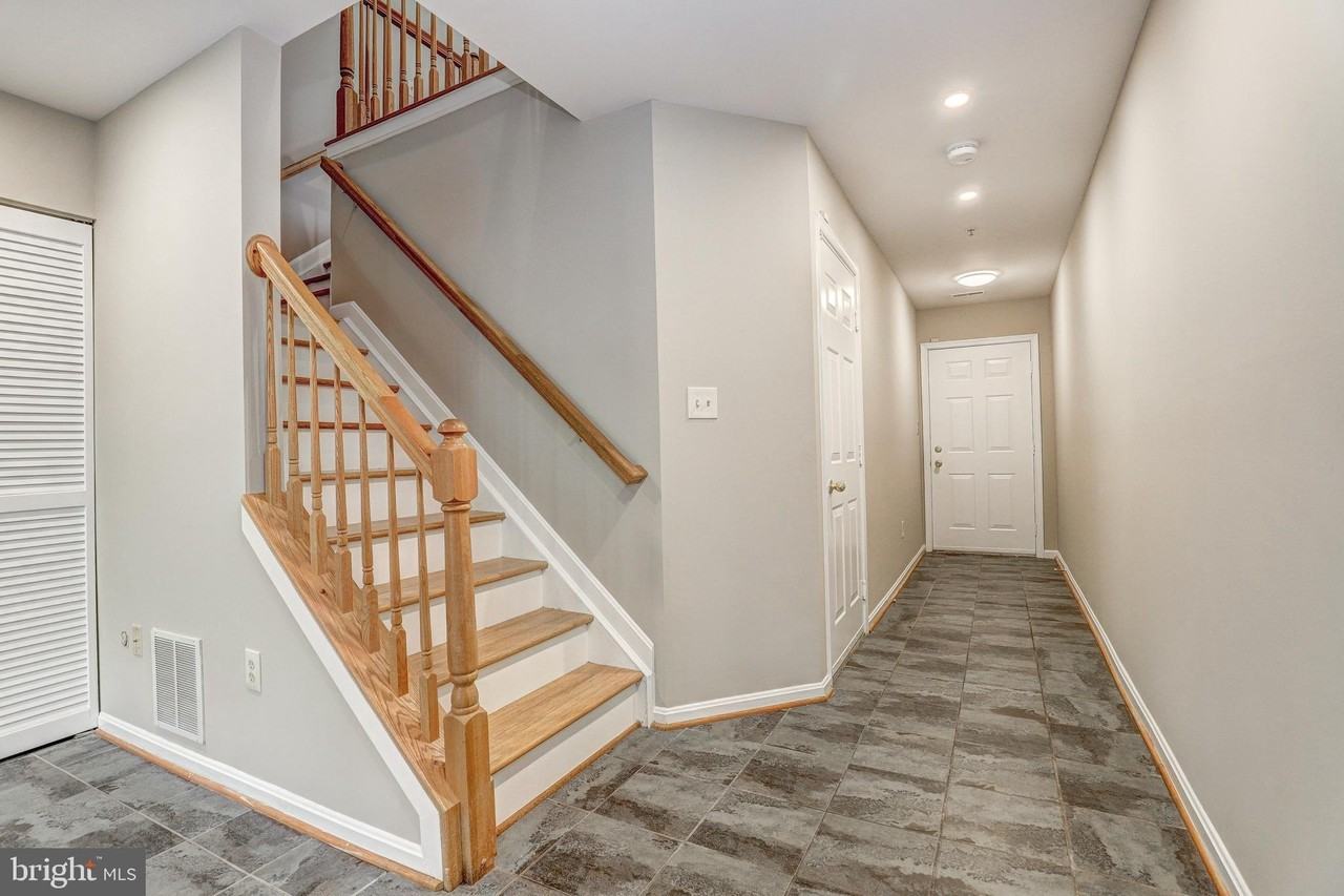 3 Rebecca Ln - Photo 5 of 26