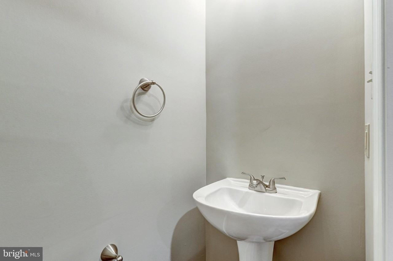 3 Rebecca Ln - Photo 7 of 26