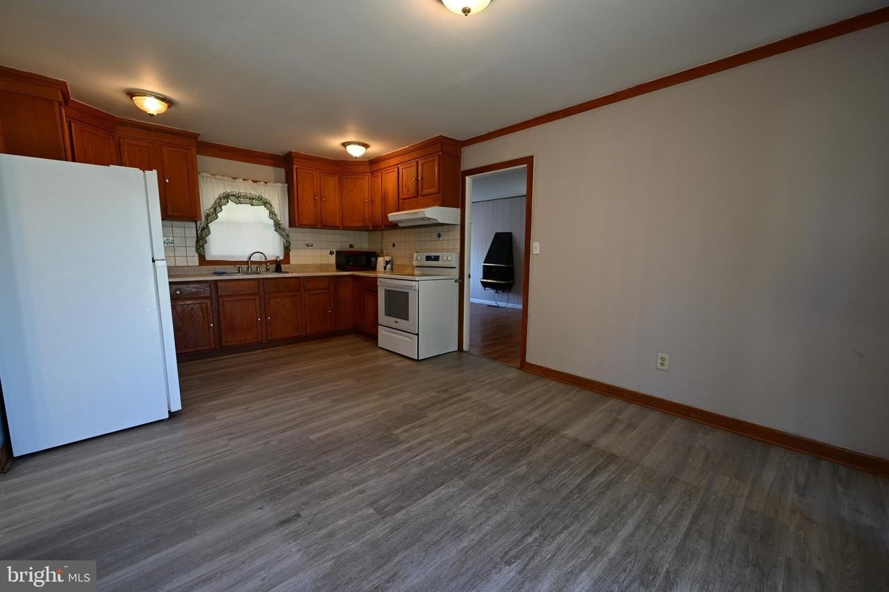 1 Pinetree Ln - Photo 2 of 21
