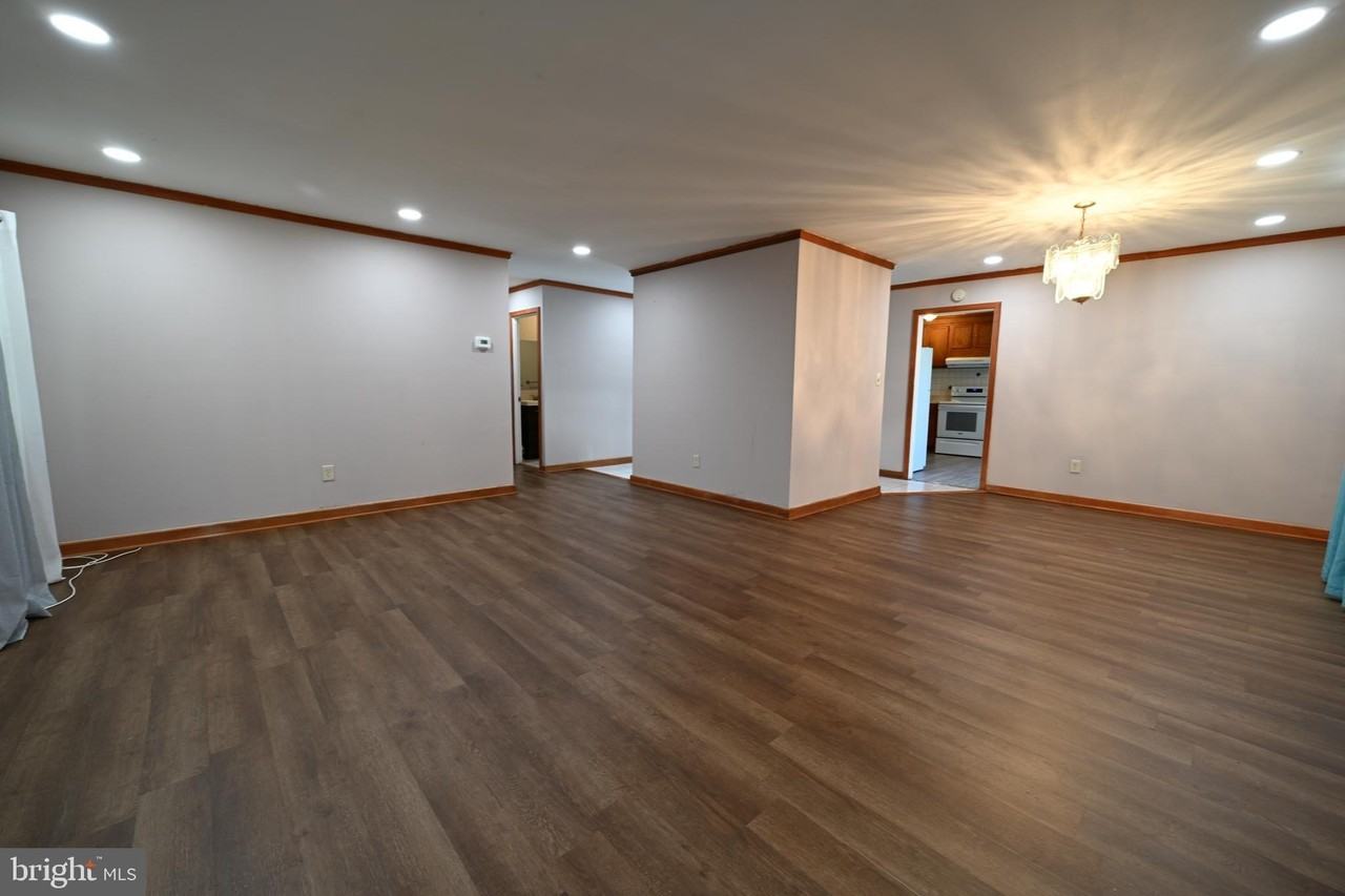 1 Pinetree Ln - Photo 3 of 21