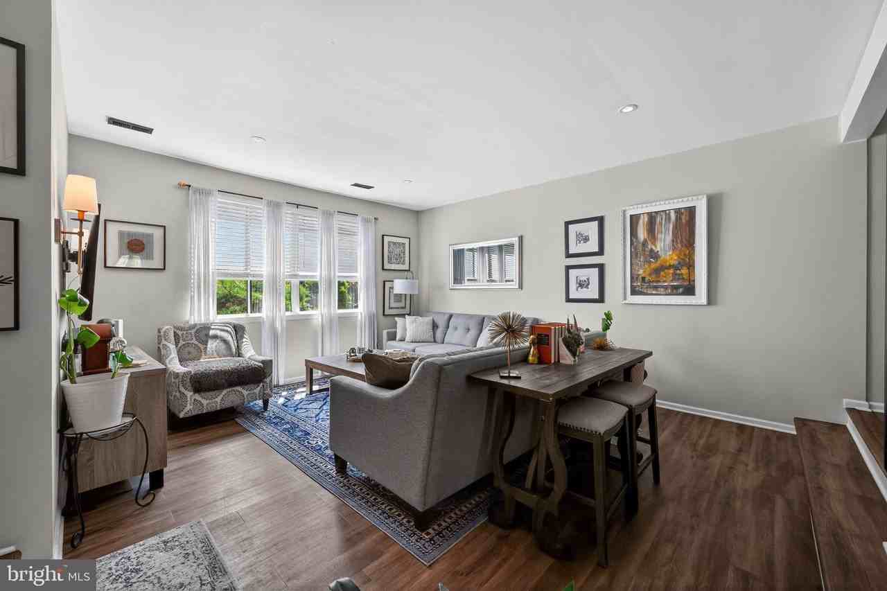 8 Independence Pl - Photo 3 of 18