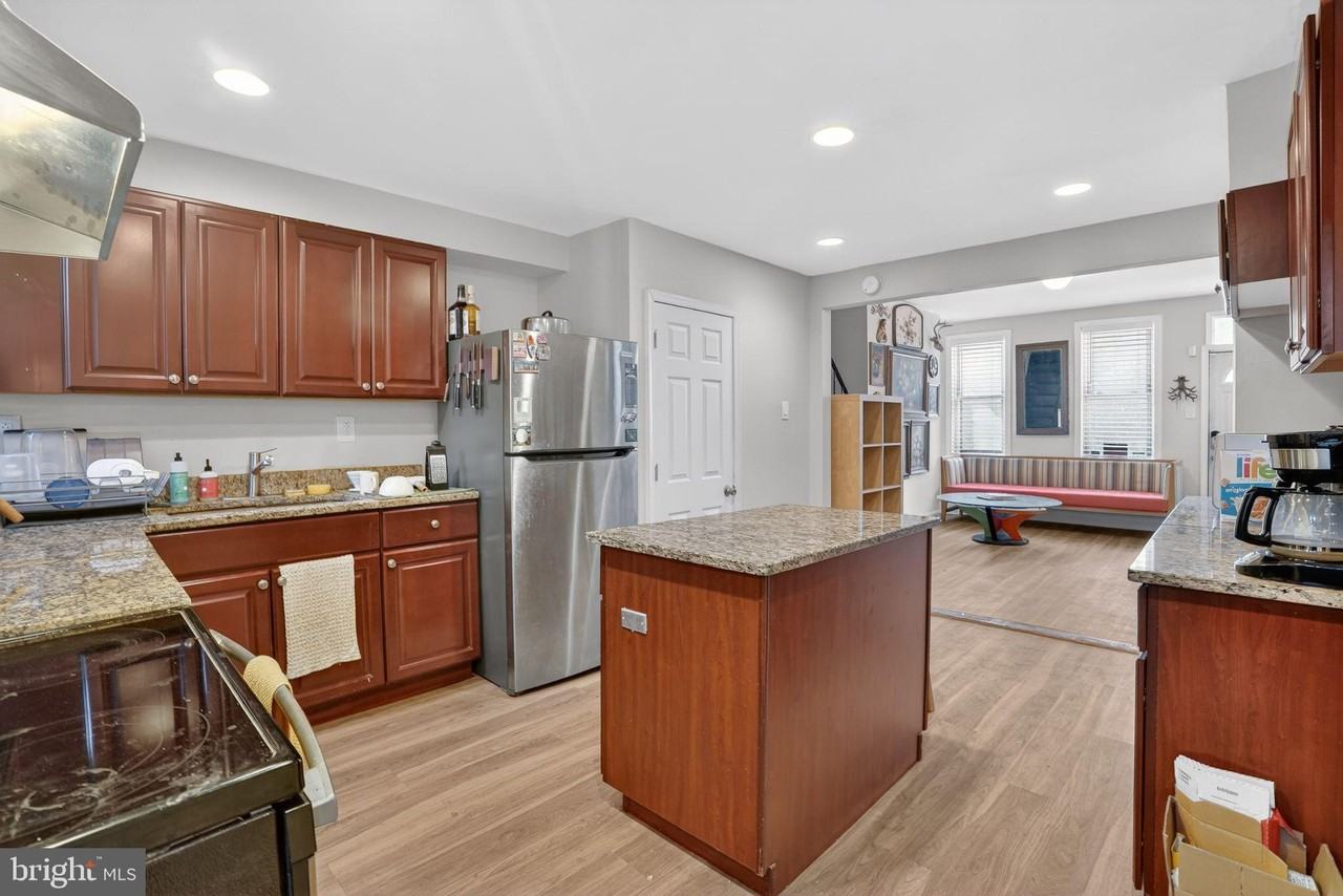 2623 Emerald St - Photo 7 of 32