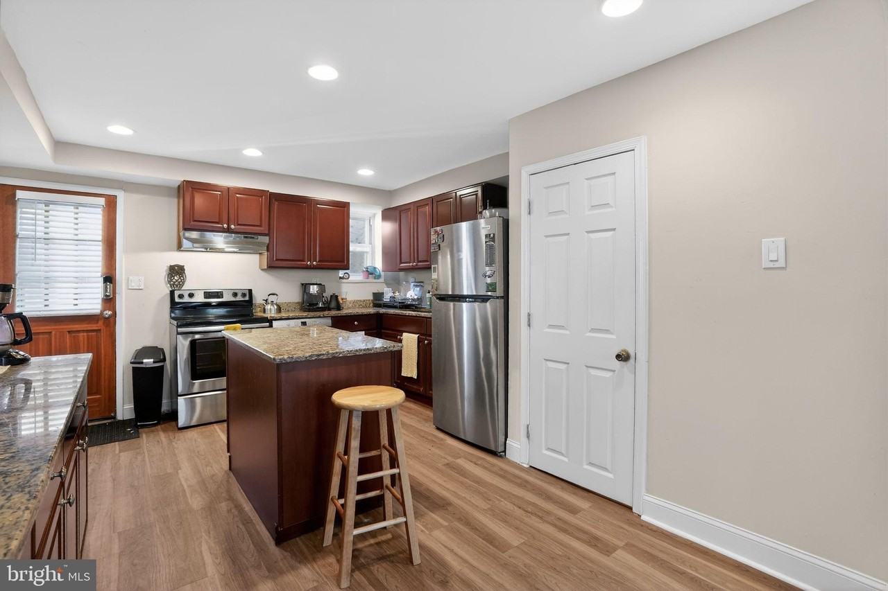 2623 Emerald St - Photo 5 of 33