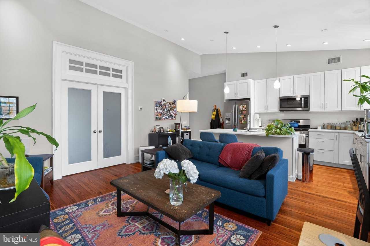 2126 Locust St #4F - Photo 3 of 17