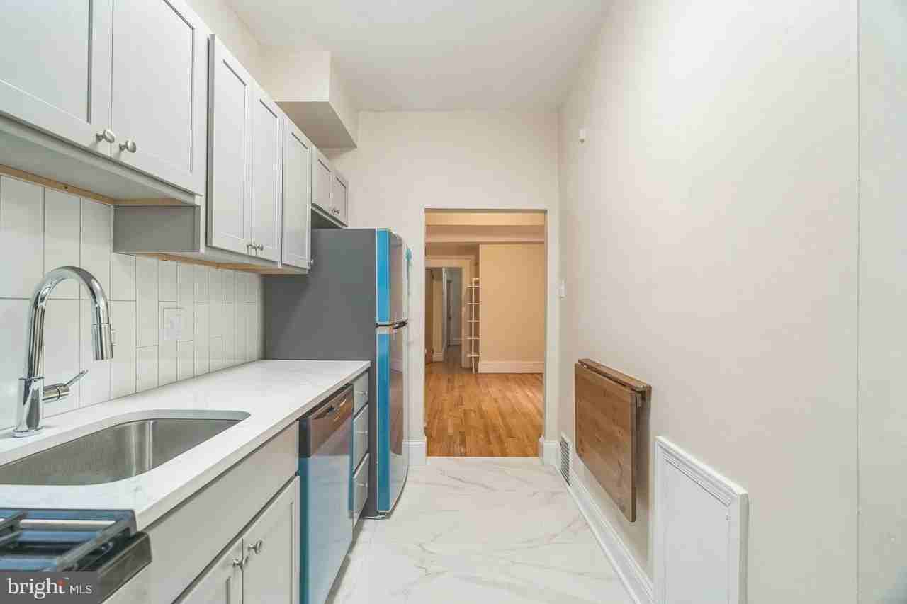 257 S 21st St #1 - Photo 5 of 16