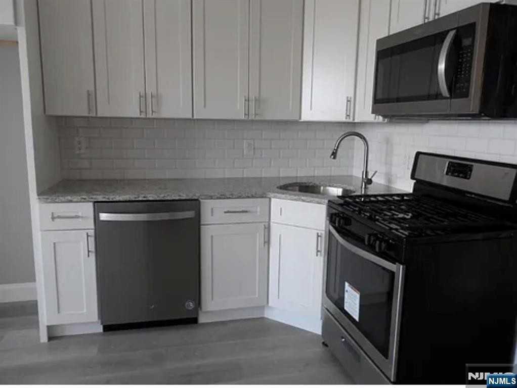 209 Avenue F ##2 - Photo 4 of 6