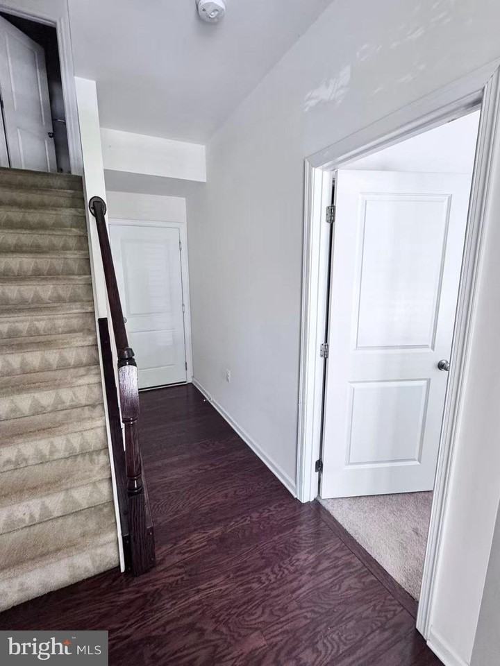 22489 Cambridgeport Sq - Photo 2 of 20