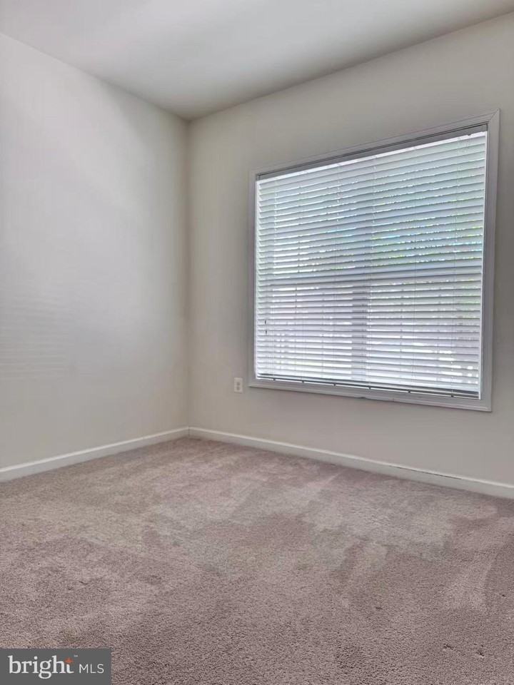 22489 Cambridgeport Sq - Photo 3 of 20