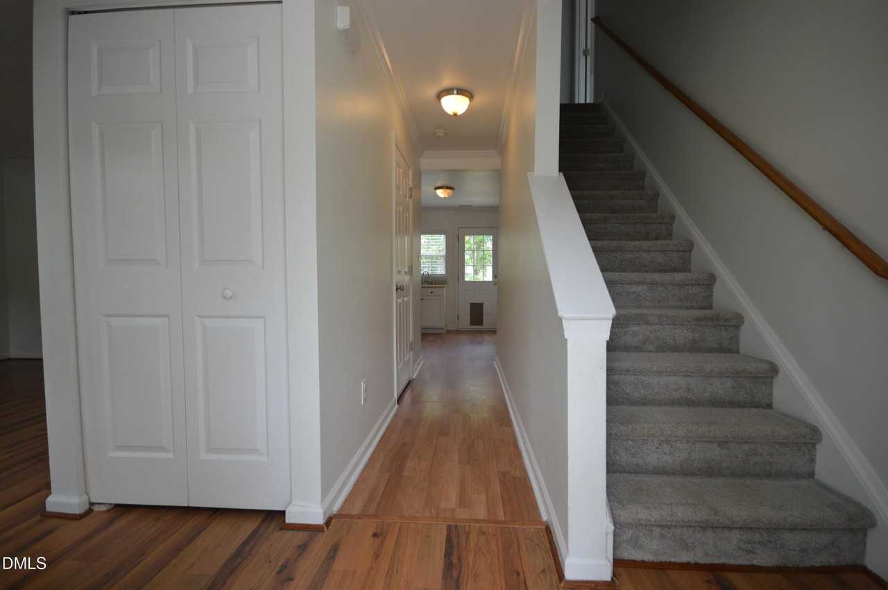 404 Hanson Rd - Photo 4 of 34