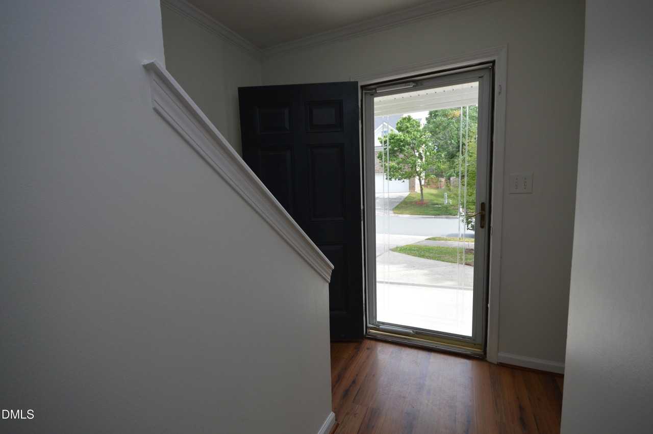 404 Hanson Rd - Photo 5 of 34