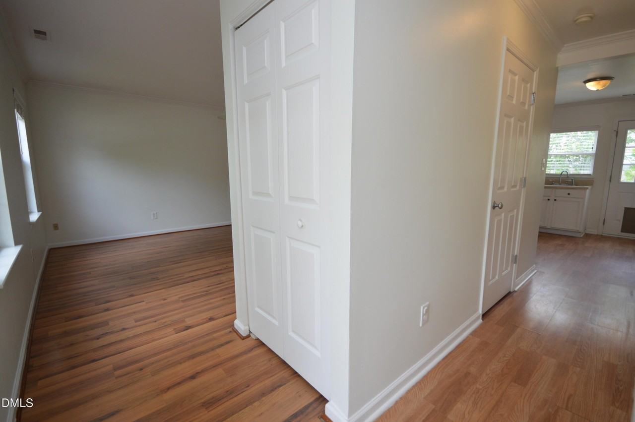 404 Hanson Rd - Photo 6 of 34