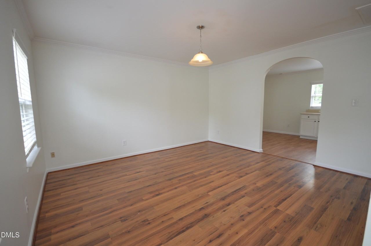 404 Hanson Rd - Photo 7 of 34