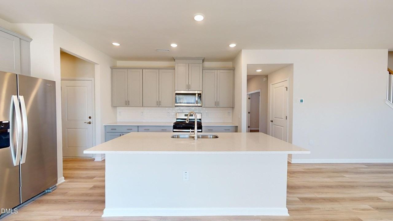 920 Crow Branch Dr - Photo 2 of 32