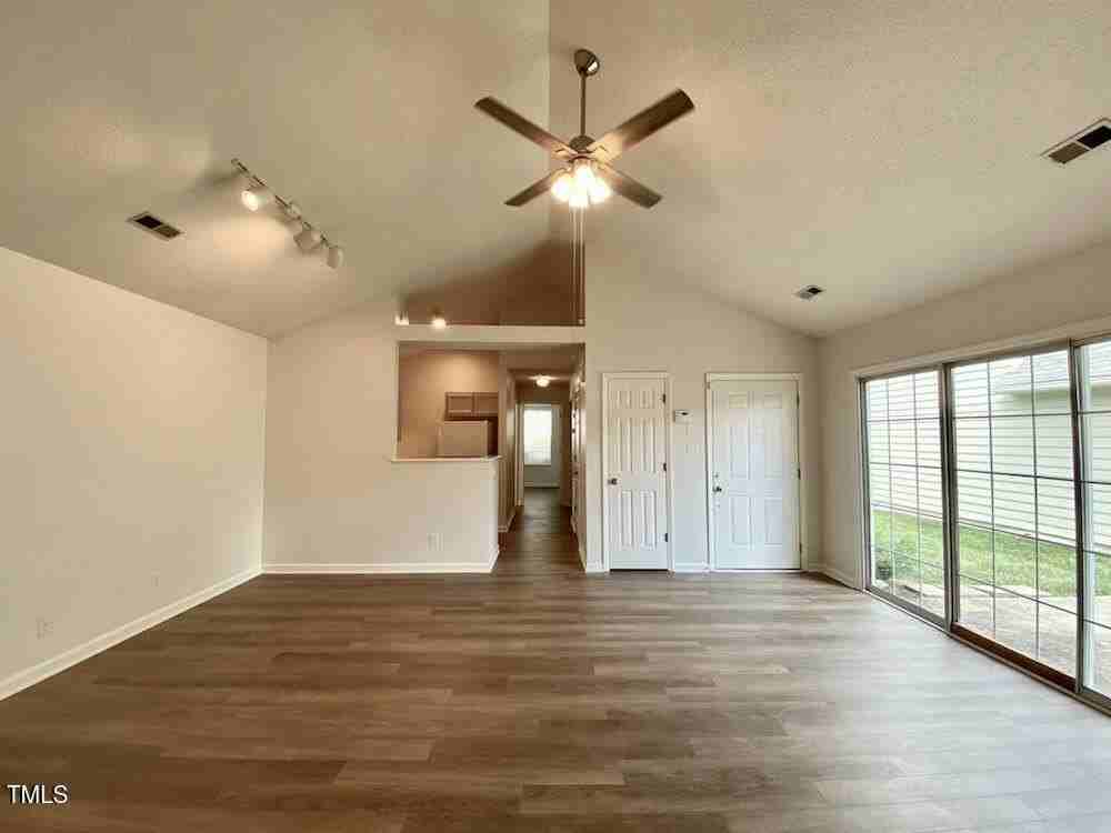 409 Devlin Pl - Photo 6 of 28