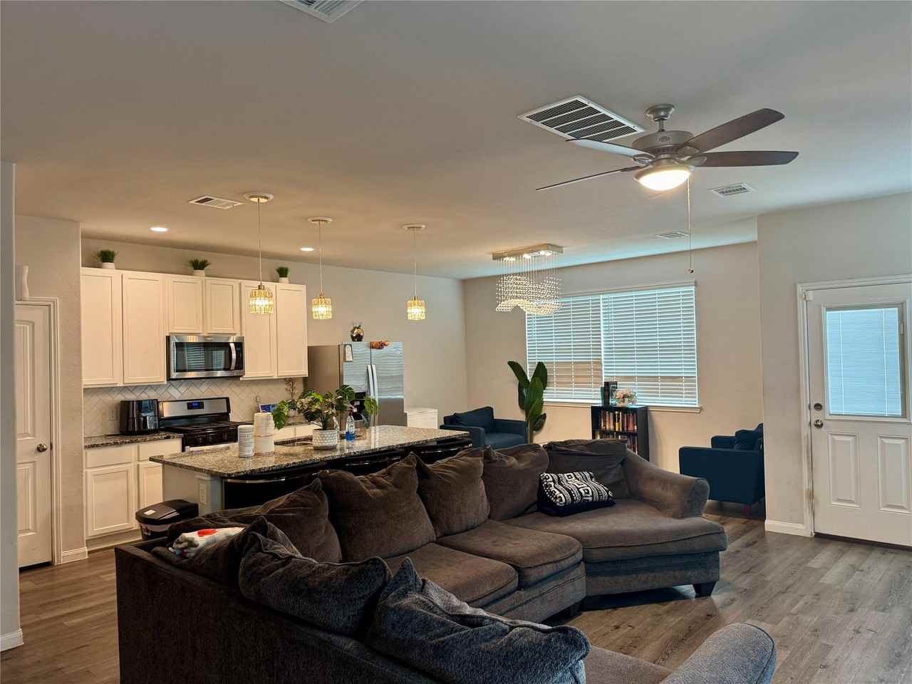 3902 Deledda Dr - Photo 4 of 8