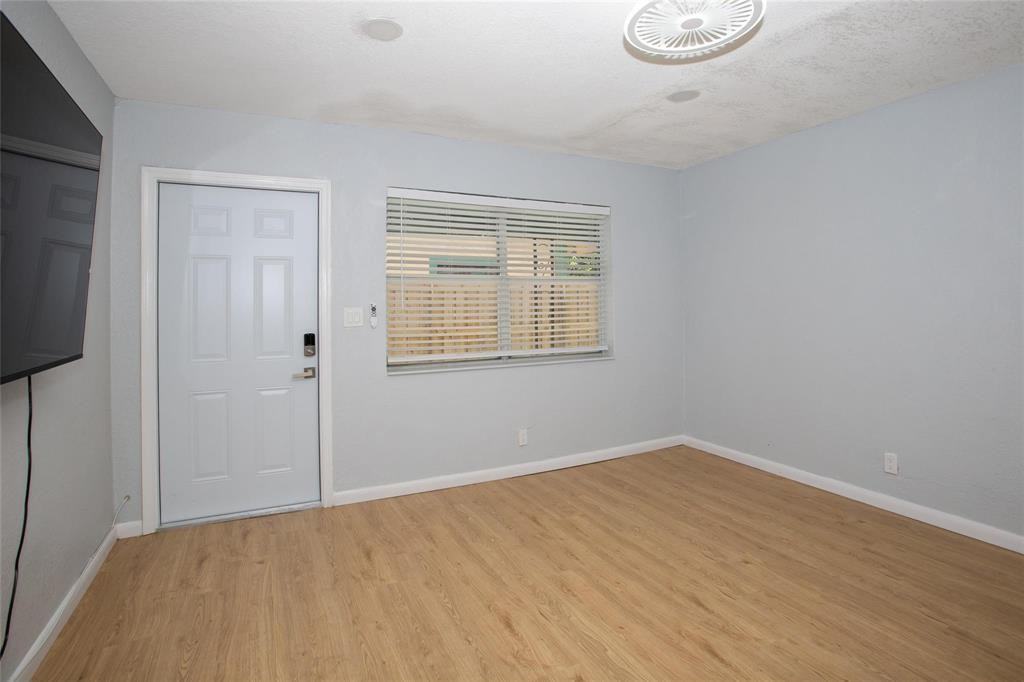 1135 Nw 6th Ave - Photo 3 of 9