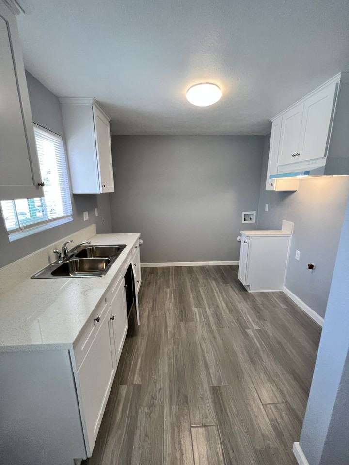 1155 East 10th Street #D - Photo 2 of 8