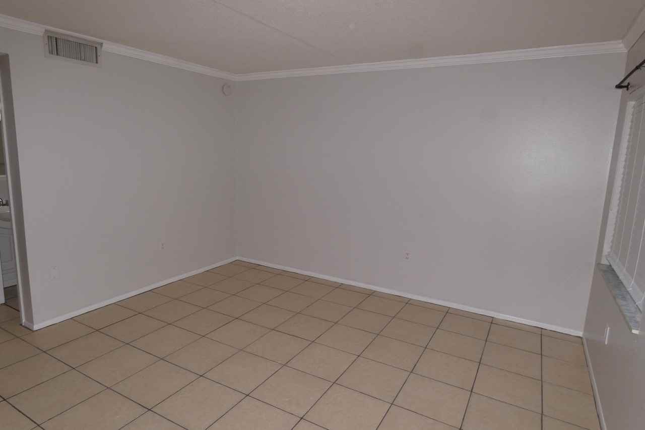 121 3rd Avenue North #206 - Photo 4 of 10