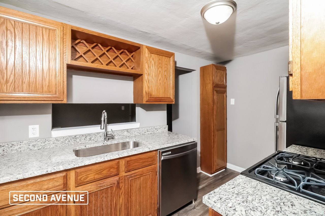 127 Stowe Dr - Photo 3 of 10