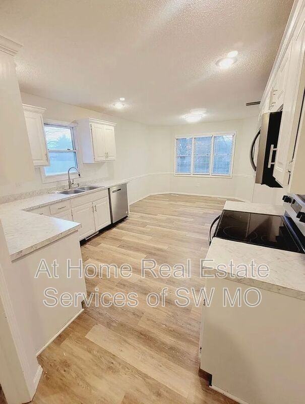 4113 S Parkcrest Ave - Photo 3 of 9