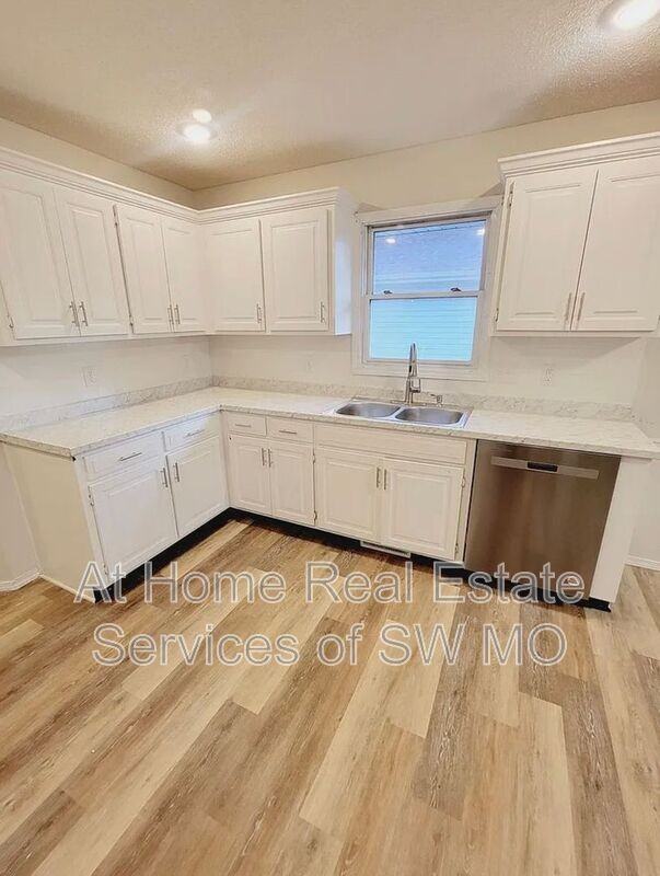 4113 S Parkcrest Ave - Photo 4 of 9