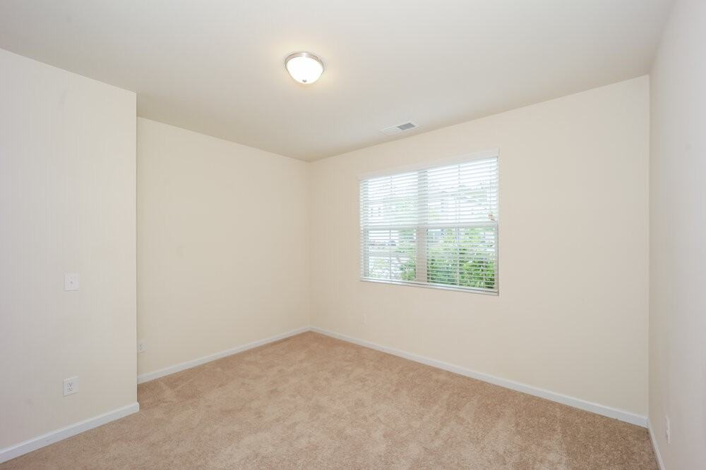 380 Hamilton Pointe Dr - Photo 4 of 17
