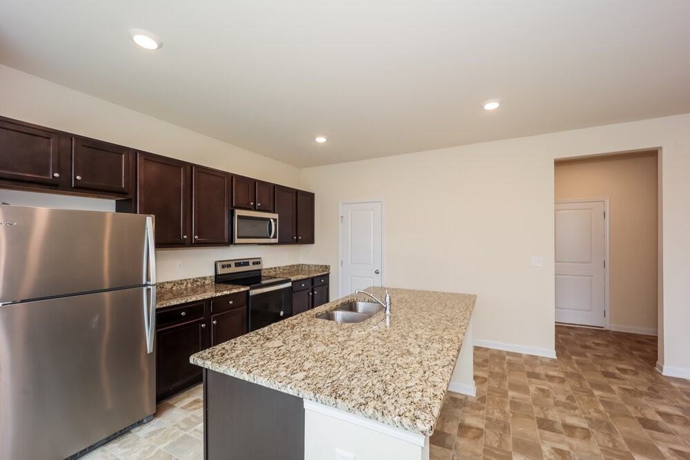 380 Hamilton Pointe Dr - Photo 7 of 17