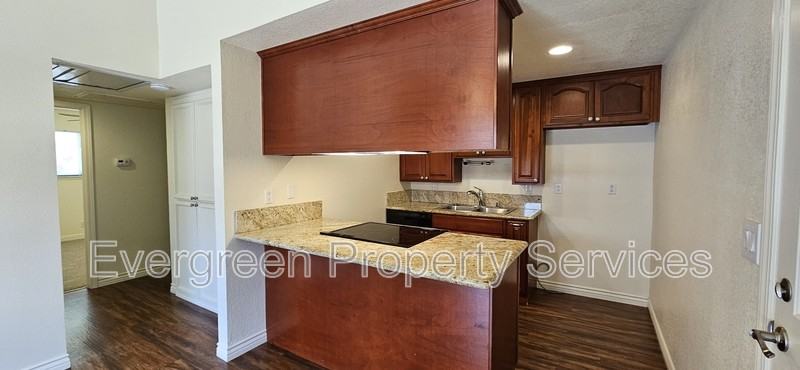 36 Dean Way Apt A - Photo 4 of 14