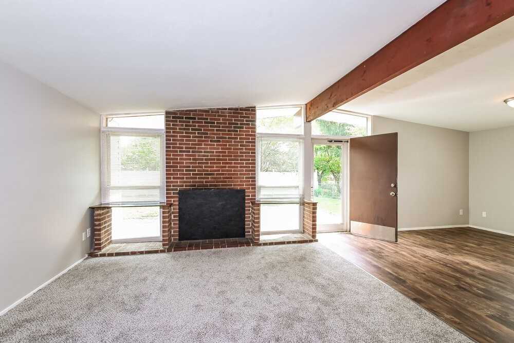790 Pebble Ln - Photo 4 of 16