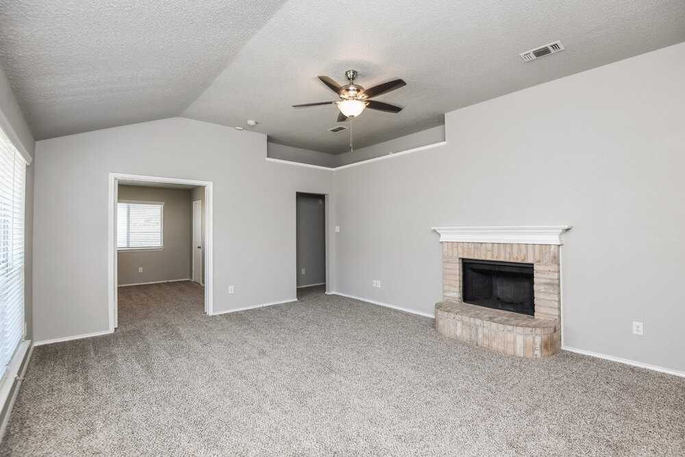 1121 Sandalwood Dr - Photo 4 of 16