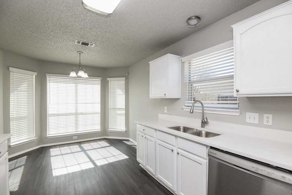 1121 Sandalwood Dr - Photo 5 of 16