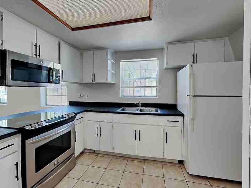 9213 N 13th St #A - Photo 3 of 20