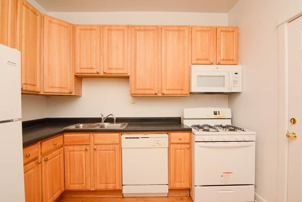 2453 N Spaulding Ave #3 - Photo 3 of 21