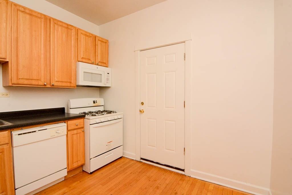 2453 N Spaulding Ave #3 - Photo 4 of 21