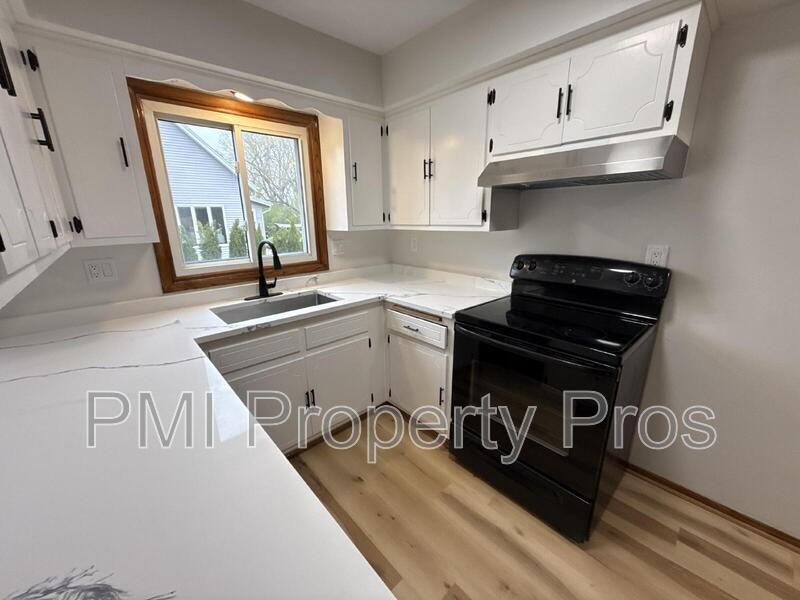 8148 S 88th St - Photo 2 of 34
