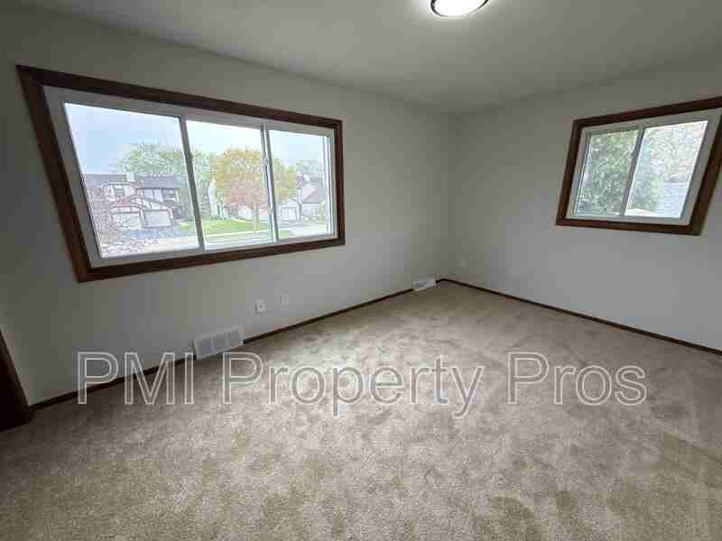 8148 S 88th St - Photo 3 of 34