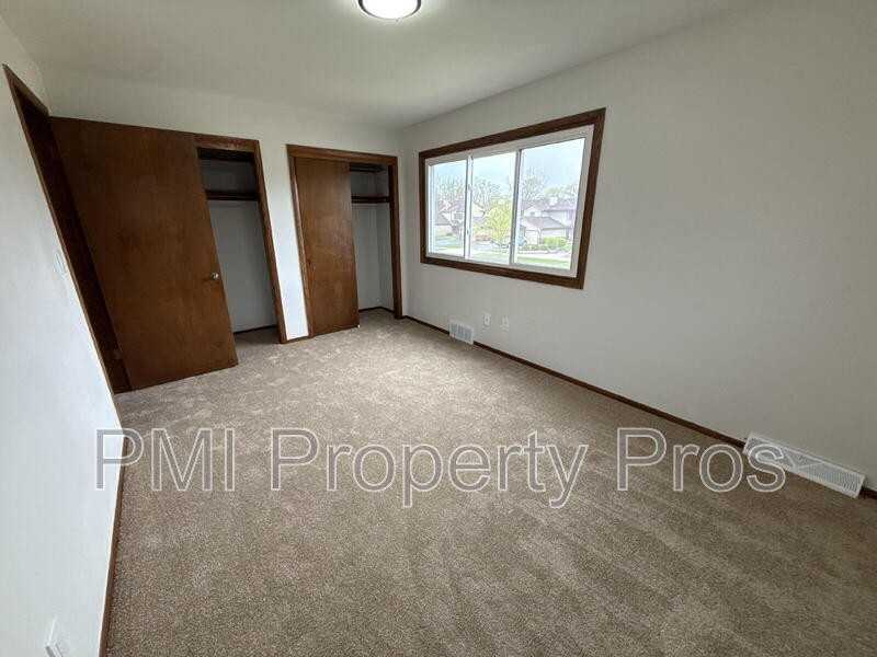 8148 S 88th St - Photo 5 of 34