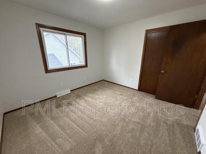 8148 S 88th St - Photo 7 of 34