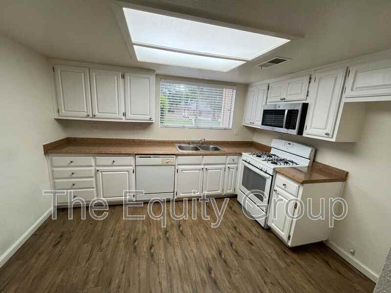 3936 W Meadow Ave - Photo 4 of 18