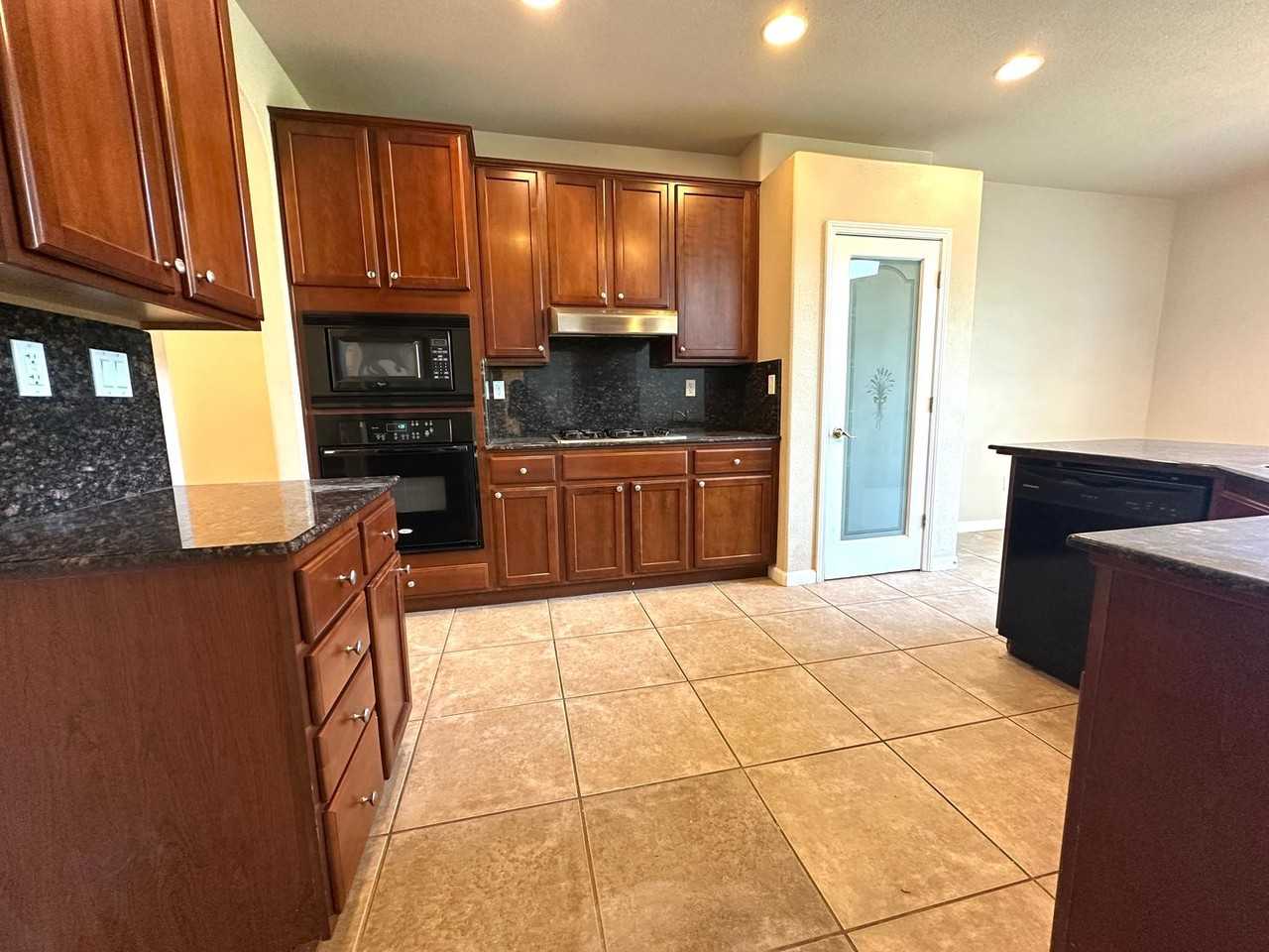 1417 Oasis Ln - Photo 2 of 31