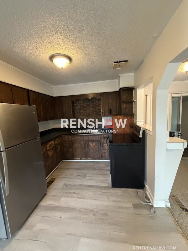 450 Bedwell St - Photo 5 of 37