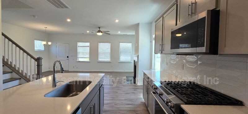 13033 Garren View Ln - Photo 2 of 24