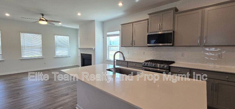 13033 Garren View Ln - Photo 3 of 24